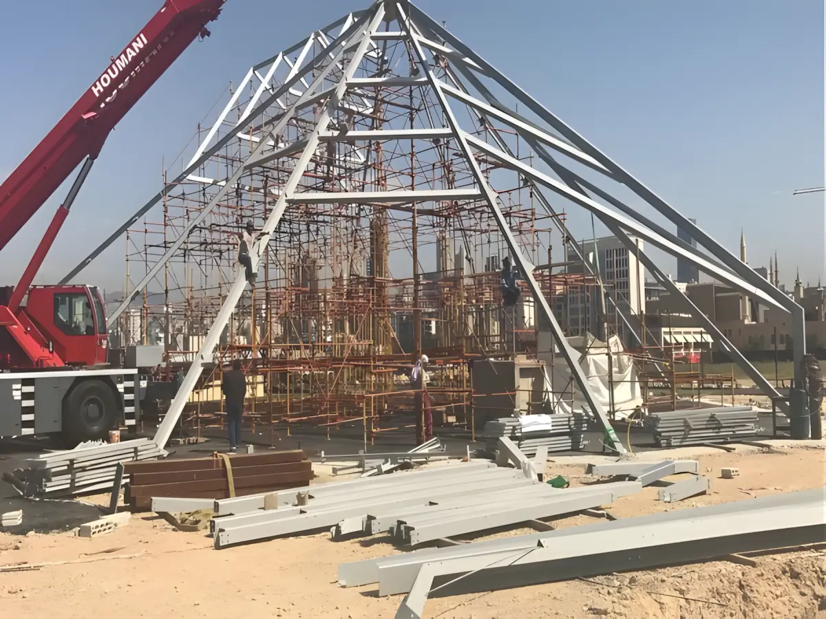 Steel Pyramid - Garten Venue